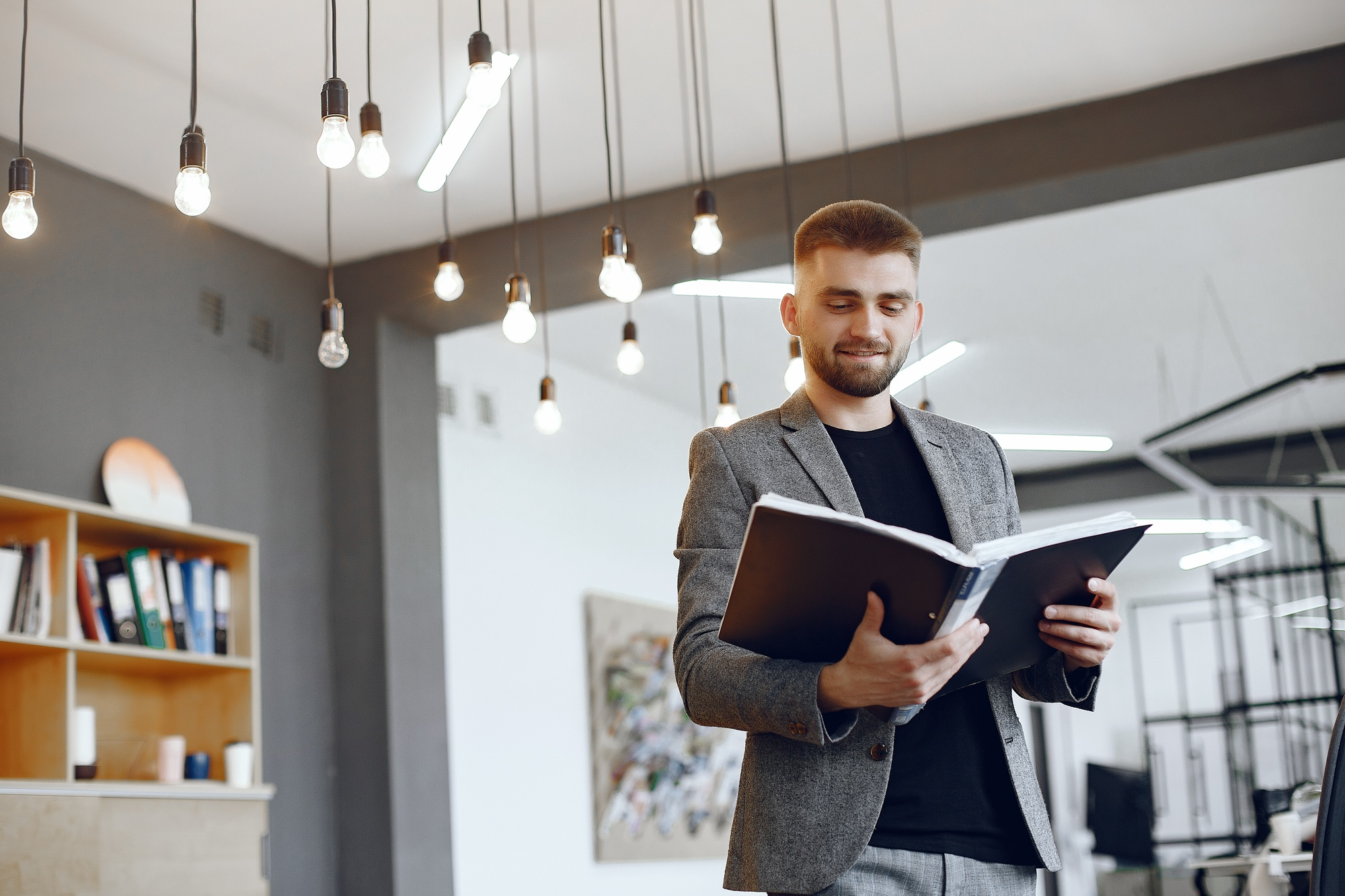 Mężczyzna z książką finansową